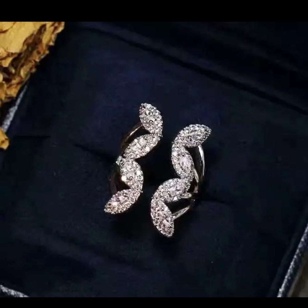 Adjustable butterfly ring